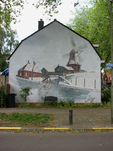 828543 Gezicht op de muurschildering met een afbeelding van houtzaagmolen Kranenburg, op de zijgevel van het pand ...